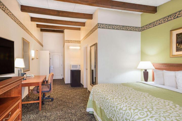 1 King Bed (4 of 8)