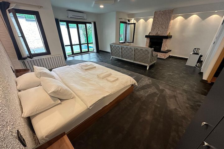 Room 14 of 104