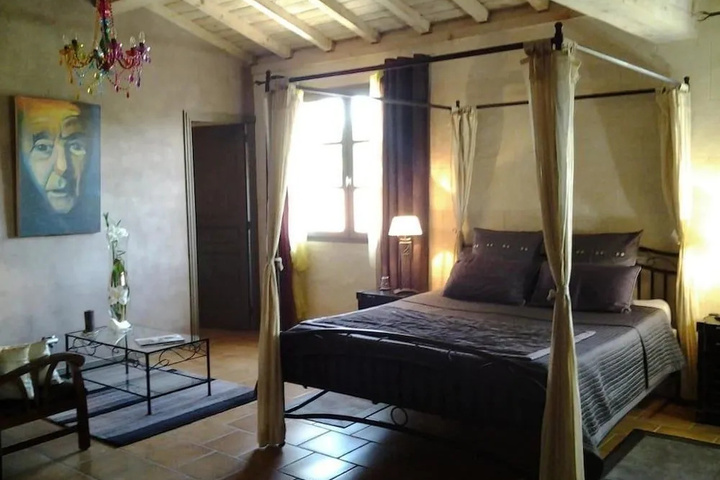 Room 4 of 16