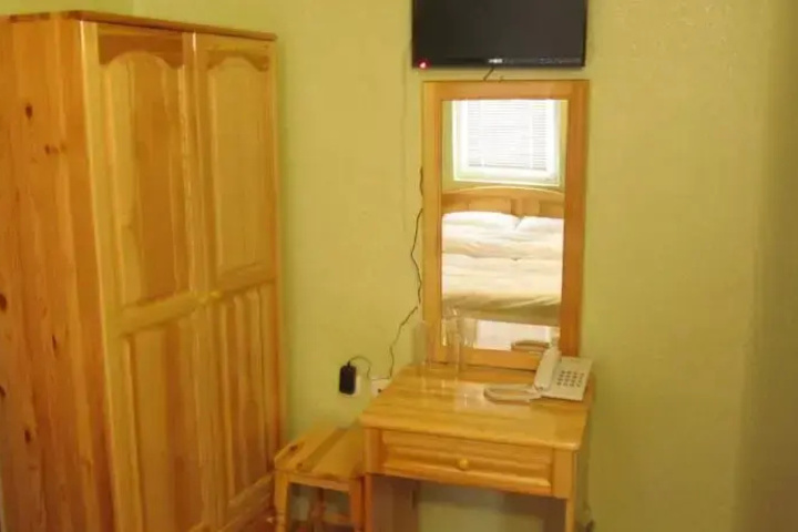Room 10 of 12