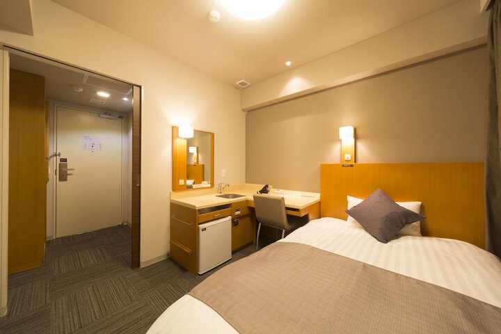 Room 8 of 104