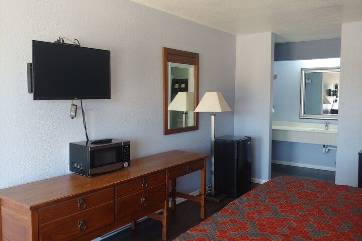 Room 4 of 18
