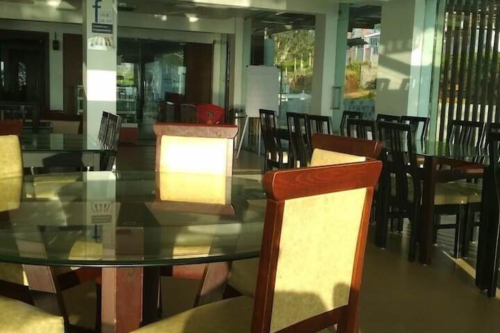 Dining 9 of 13