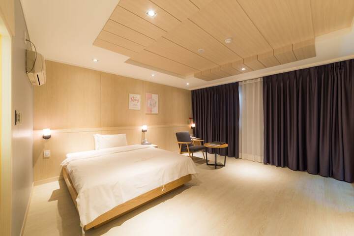 Room 2 of 32