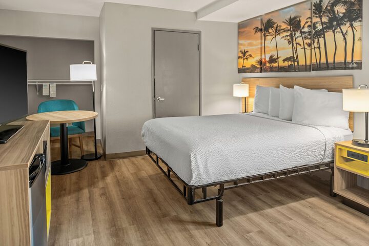 1 Queen Bed (7 of 15)