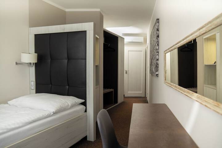 Room 33 of 82