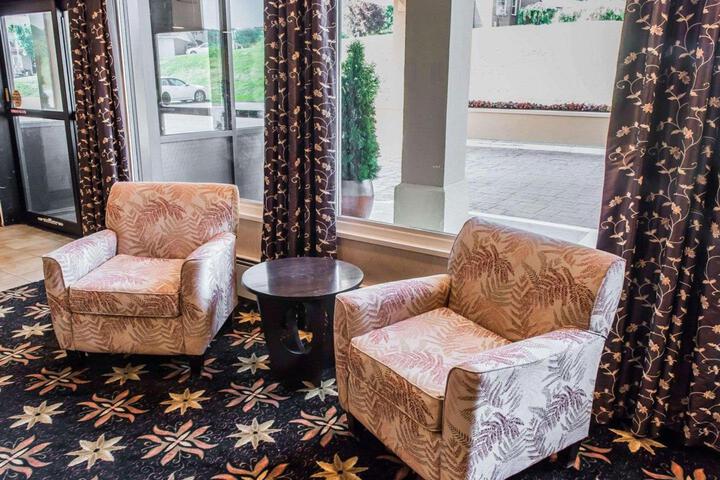1 Queen Bed Accessible (5 of 9)