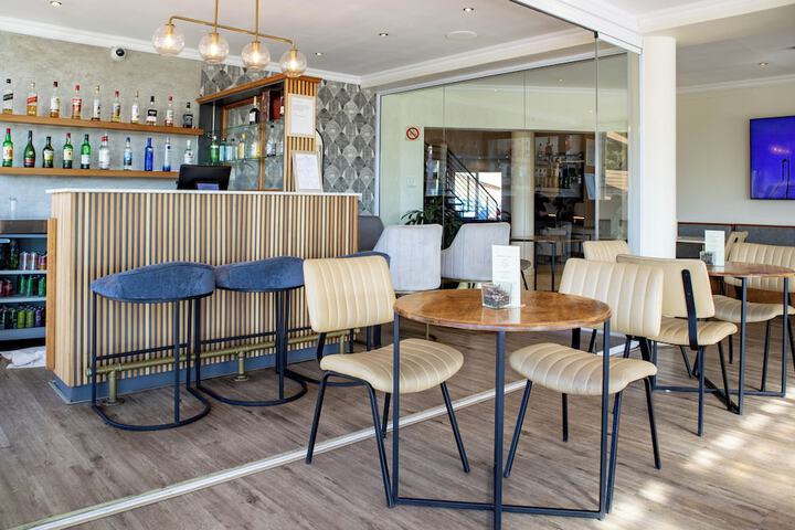 Lounge 19 of 21