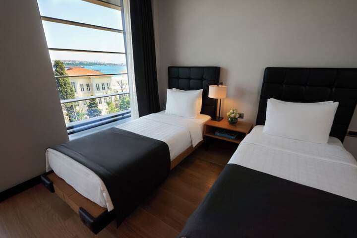 Room 32 of 94