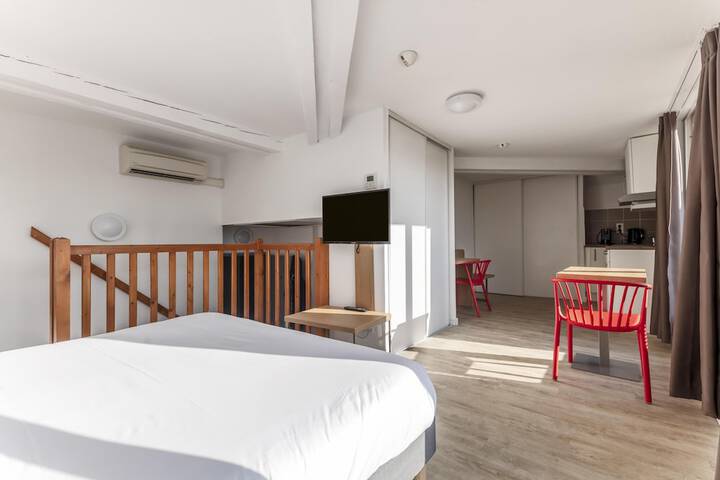 Room 9 of 32