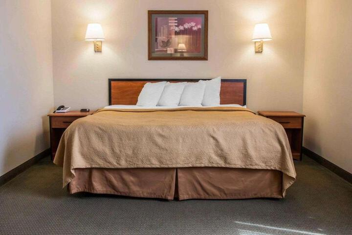 1 King Bed (7 of 9)