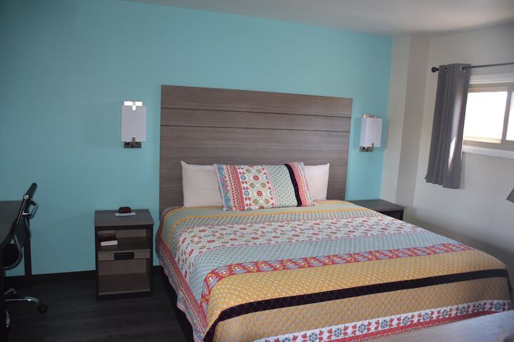 1 King Bed (3 of 6)