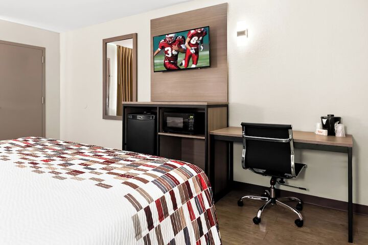 Deluxe King Bed (7 of 12)