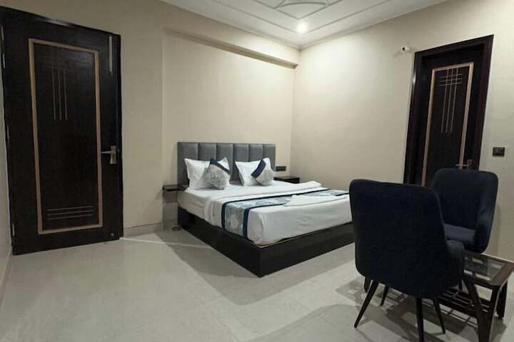 Room 9 of 33
