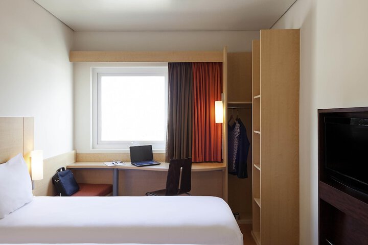 Room 12 of 37