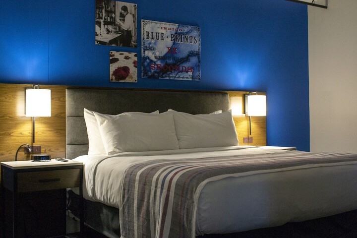 Executive King Bed (10 of 44)
