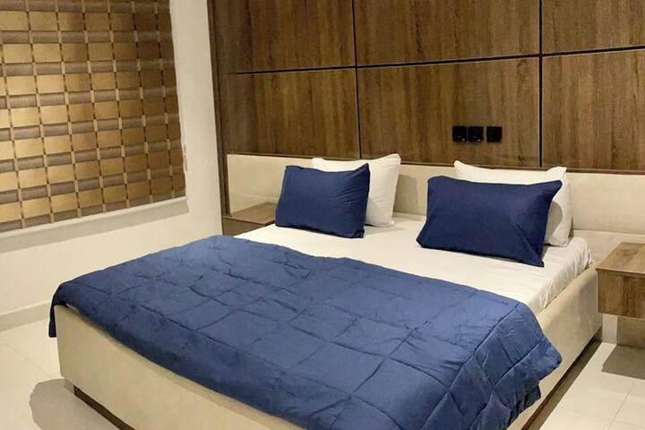 Room 4 of 13