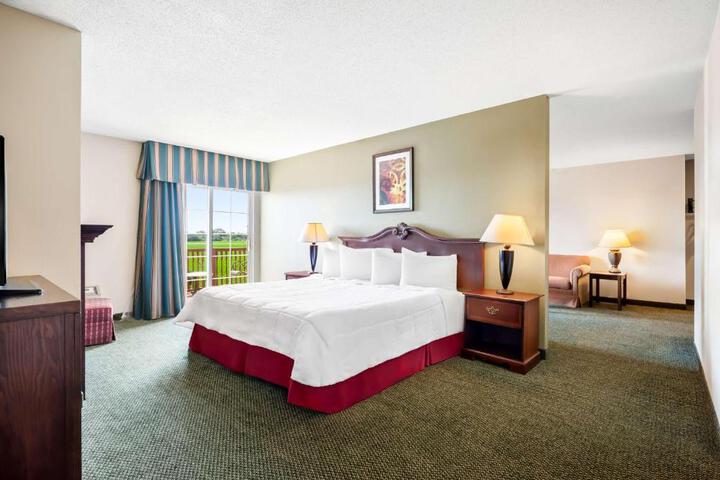 1 King Accessible Bathtub Microwave, Refrigerator WiFi Full Breakfast (7 of 18)