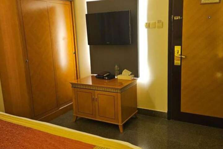 Room 17 of 46