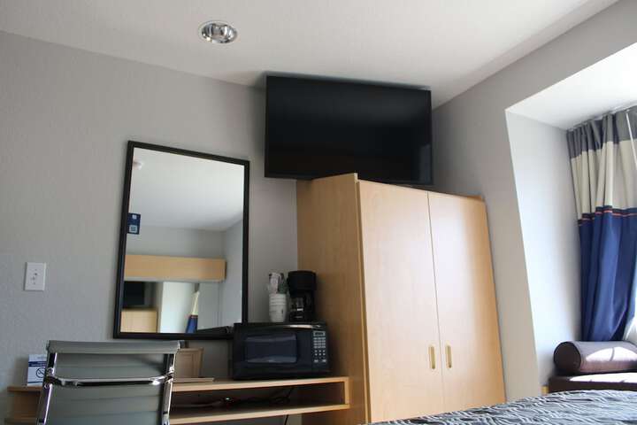 1 Queen Bed (1 of 20)