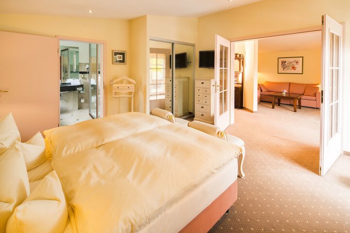 Room 33 of 77