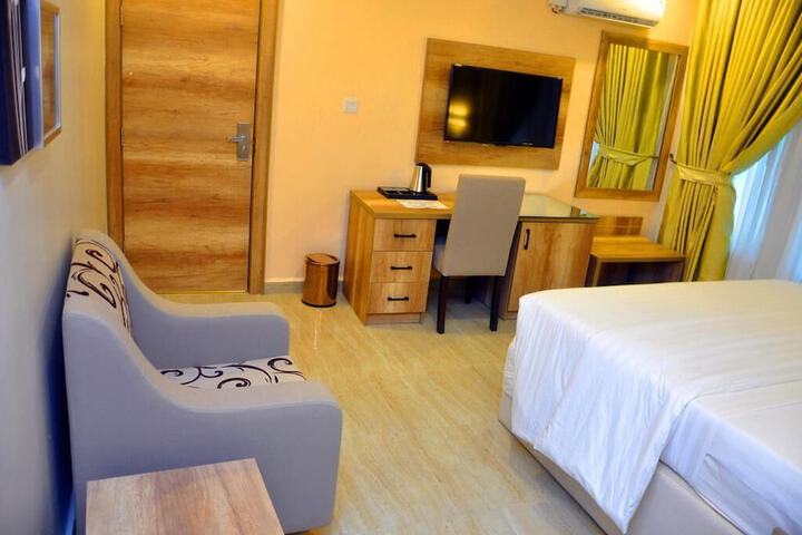 Room 4 of 11