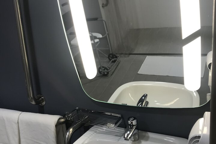Room 53 of 98