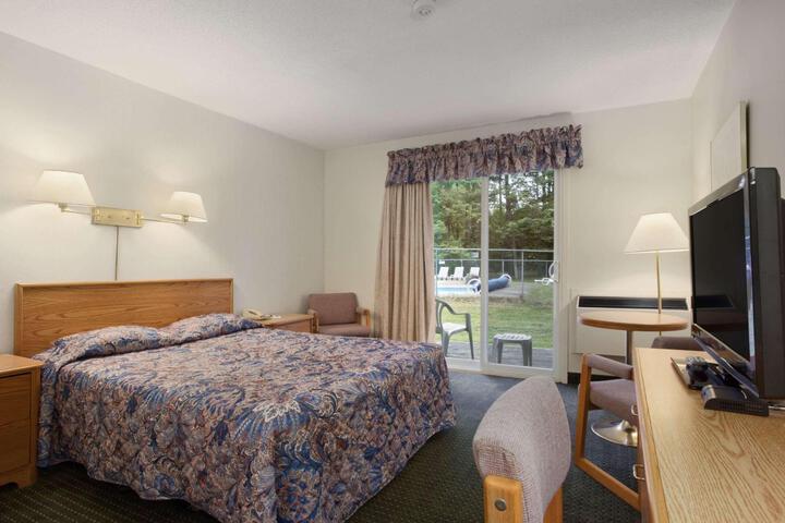 1 King Bed (5 of 7)