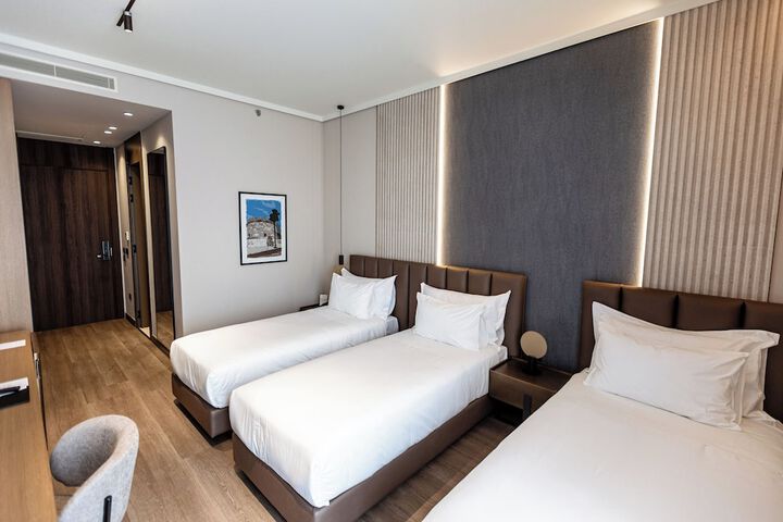 Room 65 of 176