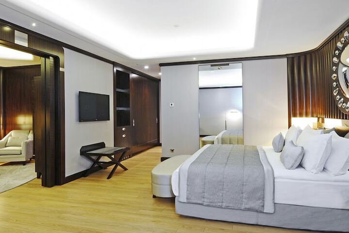 Room 14 of 102