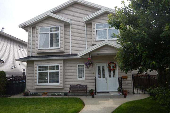 Clean and Quiet 2 bdr 2 bthr private entrance entire guests suite near Coquitlam Center mall and skytrain