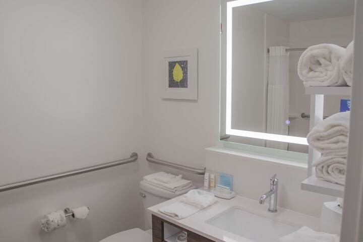 2 Queen Beds with Refrigerator, Microwave (4 of 6)
