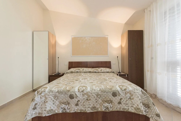 Room 2 of 7