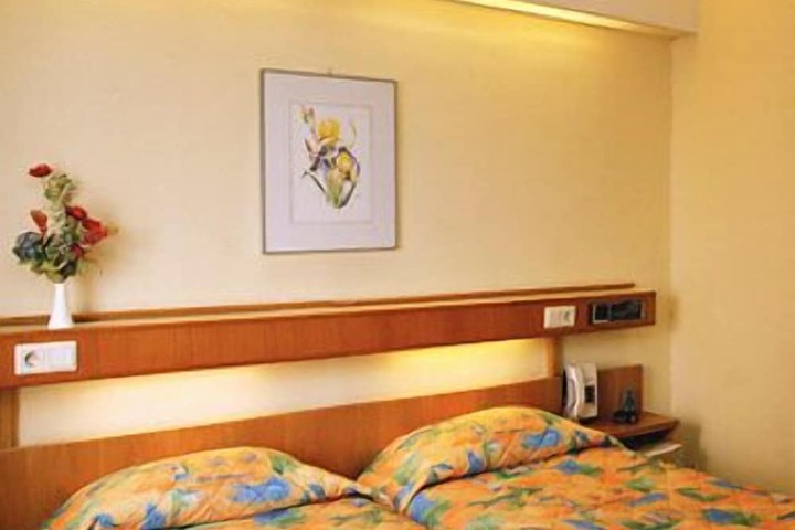 Room 4 of 5