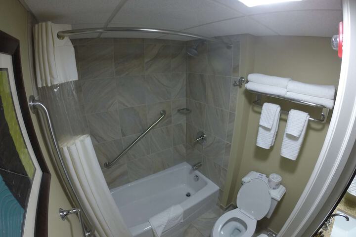 1 Queen Bed Microwave, Refrigerator, Coffee Maker Full Breakfast (13 of 26)