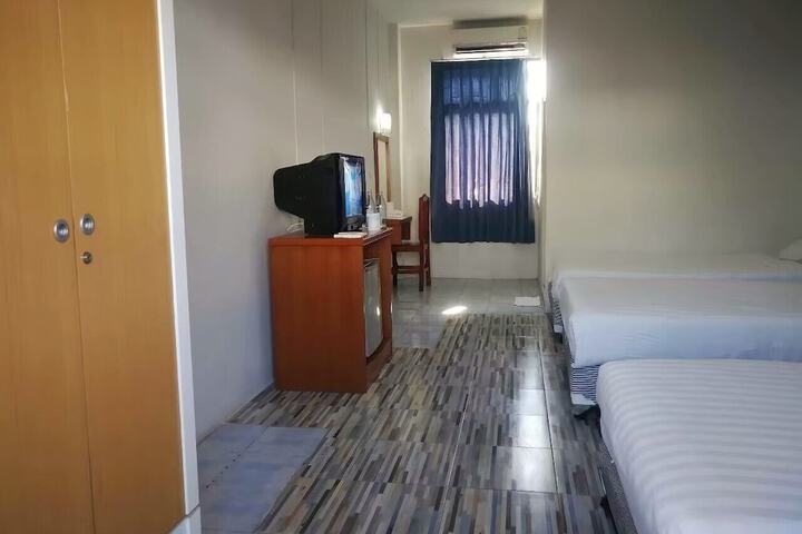Room 6 of 12
