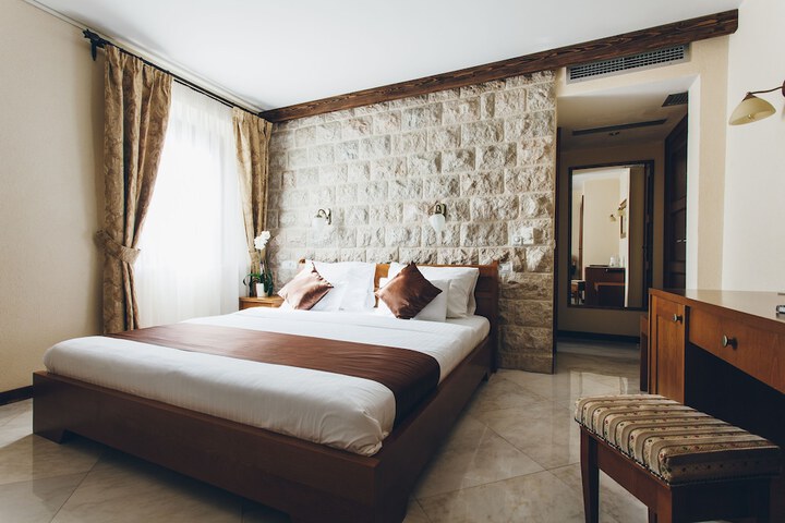 Room 3 of 72