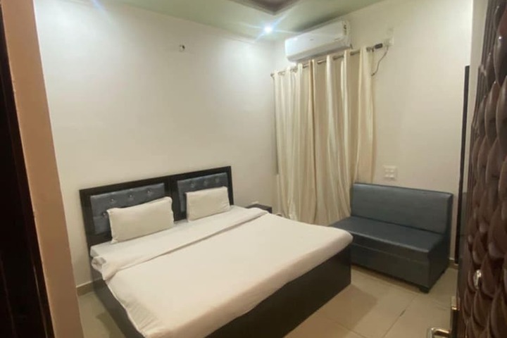 Room 5 of 8