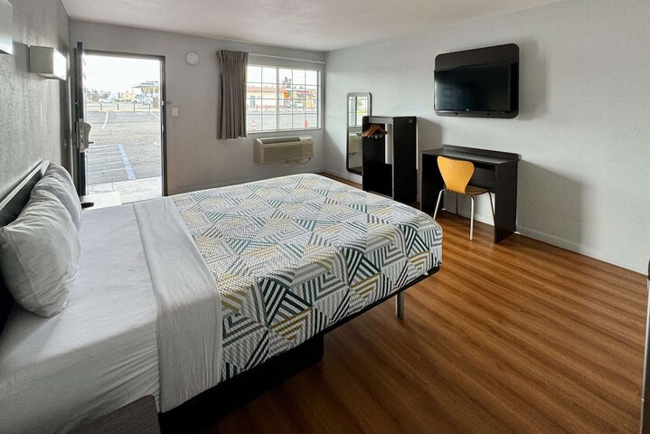 1 Queen Bed Micfridge (7 of 37)