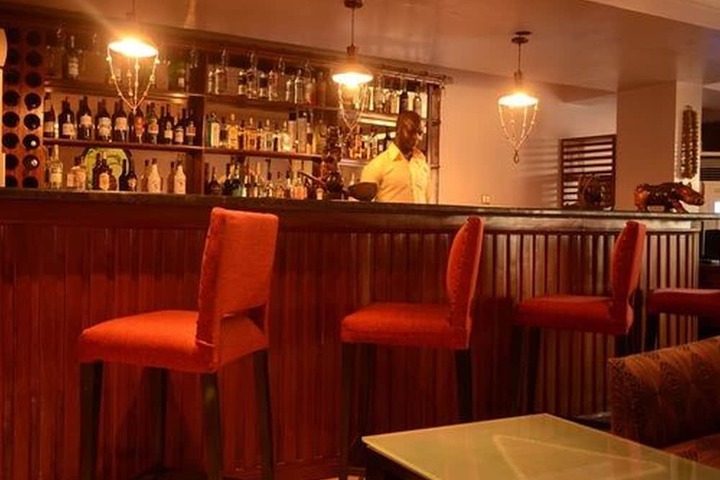 Lounge 33 of 43