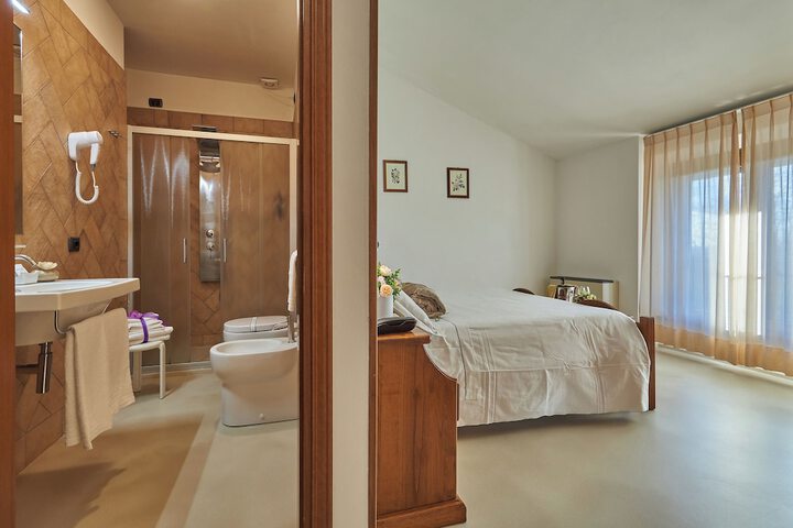 Room 15 of 94