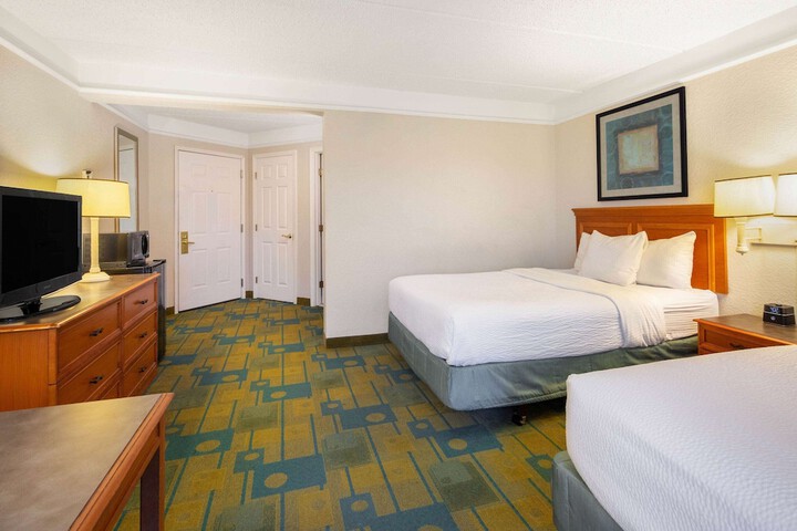 2 Double Beds Mobility Hearing Accessible Room Roll in Shower (1 of 6)