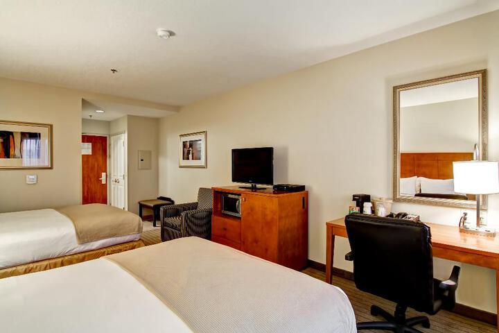 2 Queen Beds (1 of 4)