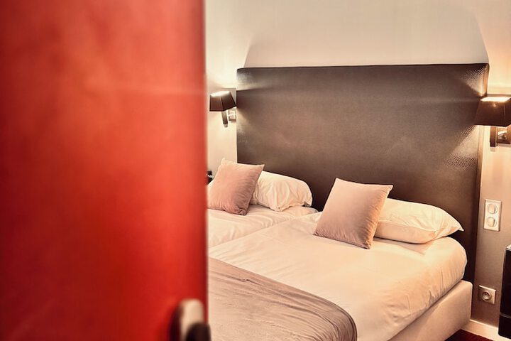 Room 12 of 30