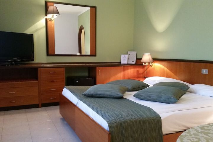 Room 5 of 84
