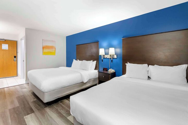 1 Queen Bed Accessible (3 of 8)