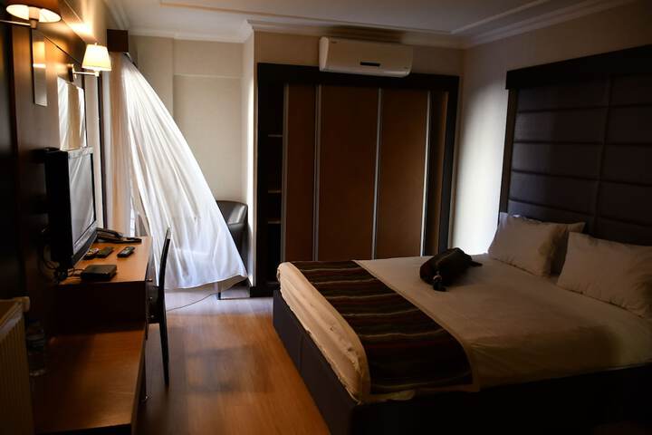 Room 8 of 12