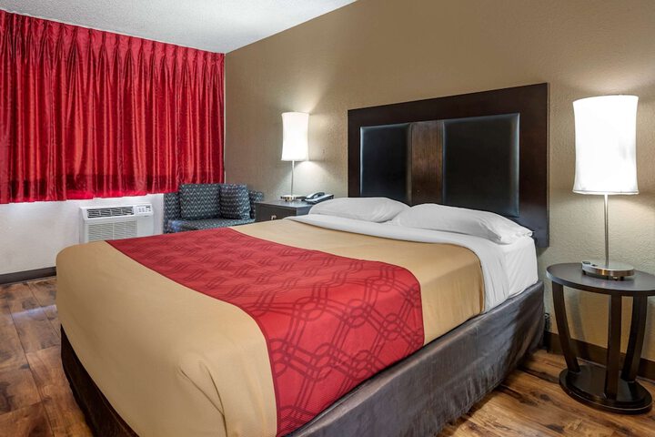 1 Queen Bed (7 of 7)