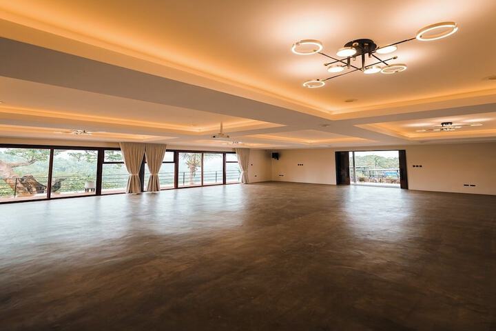 Ballroom/Hall 20 of 33