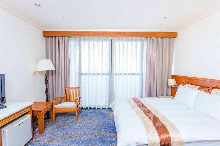 Room 9 of 28